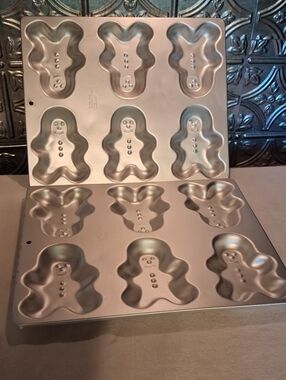 Wilton Silver Gingerbread Man Baking Pan - 9-Cavity